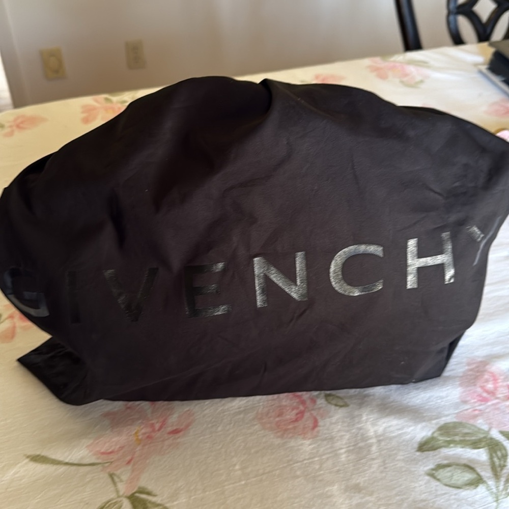 Givenchy Smooth Calfskin Small Soft Antigona Black - Picture 15 of 16